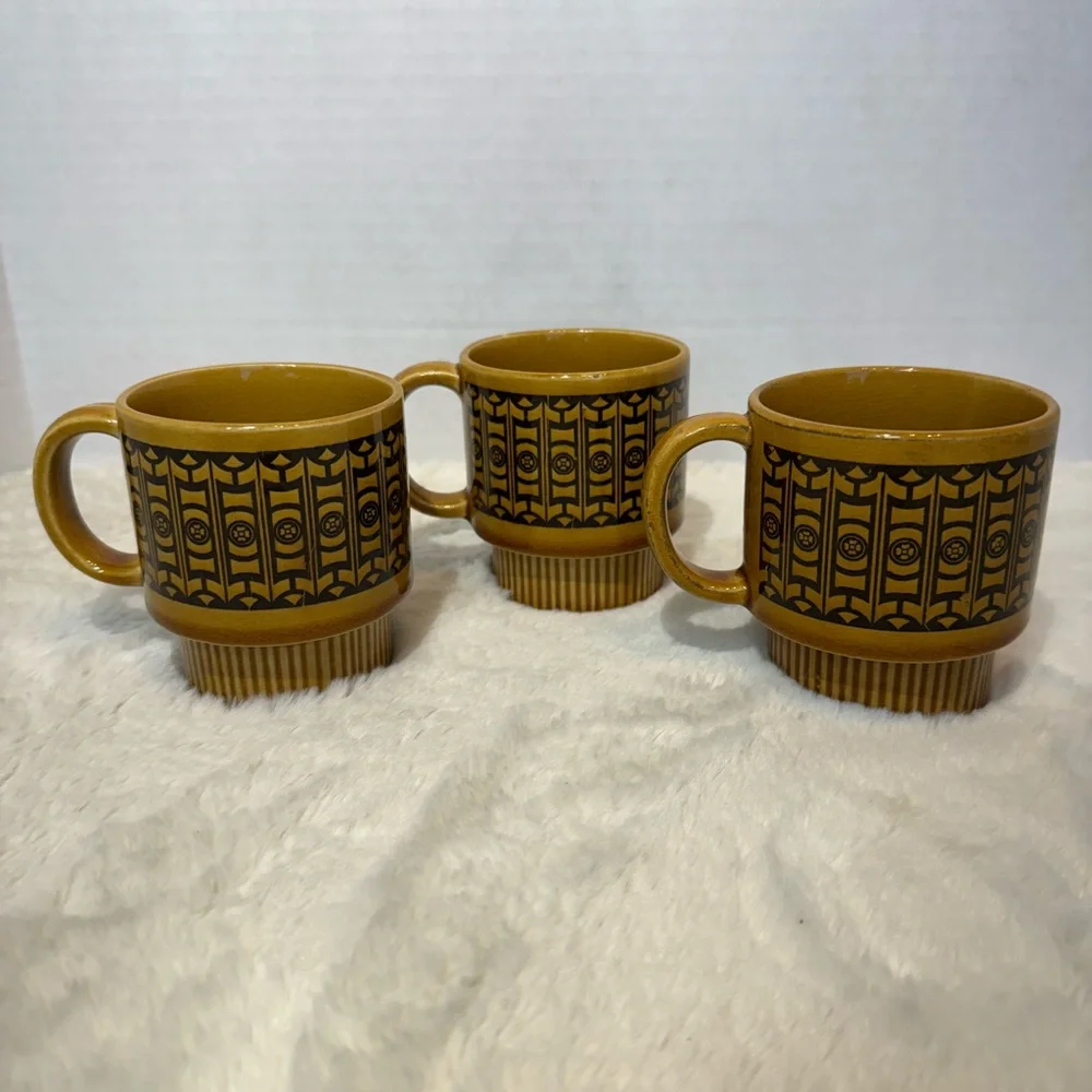 Vintage set of 3 stackable gold & brown pattern ceramic coffee mugs